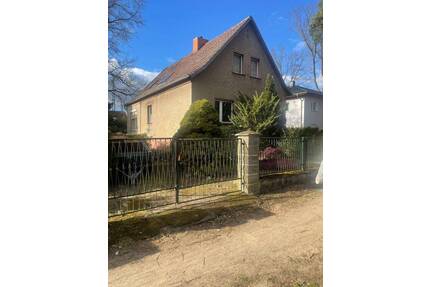 Besichtigung -Berliner Grenz-Schnäppchen am Bahndamm, zum Bodenpreis -Ein-zwei Familienhaus auf ca 500 qm Vordergrundstück -Garage - Panketal Zepernick