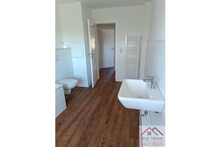 Sofortbezug in komplett renovierte 3-Raum-Dachgeschoss-Wohnung mit teilweiser Neuausstattung, kaum Schrägen - Schwerin