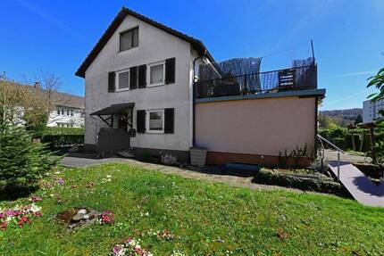 Dreifamilienhaus - Doppelhaushälfte mit Garten: Platz vom Keller bis unter das Dach - Schopfheim Fahrnau
