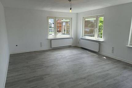 3 Zimmer Wohnung mit Balkon! - 700,00&nbsp;EUR Kaltmiete, ca.&nbsp; 90,00&nbsp;m&sup2;&nbsp;Wohnfl&auml;che in Burg (Dithmarschen) (PLZ: 25712)