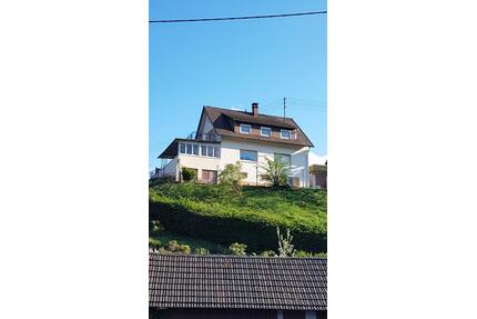 Herrliche Lage: Freistehend. EFH + 2 Ggn. + bezaubernde Ausblicke - Gernsbach