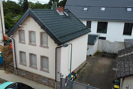 Charmantes freistehendes Haus mit Hof in Frankfurt Sossenheim - Frankfurt am Main