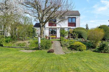 Einzigartige zentrale Feldrandlage: EFH mit Traumgarten und viel Potenzial, Garage, 2 Stpl. - Wehrheim