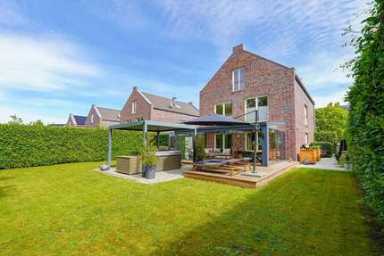 Haus zum Mieten in Düsseldorf 5.700,00 € 282 m²