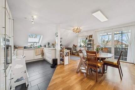 Helle 4-Zimmer-Dachgeschosswohnung mit Aufzug, Balkon und zwei Carports in Niederneuching