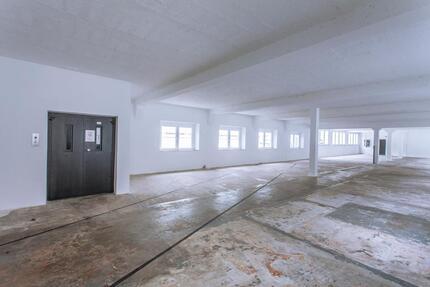 Lagerflächen 100qm bis 800 qm - 450,00&nbsp;EUR Kaltmiete, ca.&nbsp; 100,00&nbsp;m&sup2; in Schramberg (PLZ: 78713)