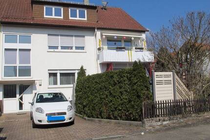 Gepflegtes 3-Familien-Wohnhaus mit Doppelgarage, Stellplatz, Fahrradraum, Garten in sonniger Lage - Schönaich