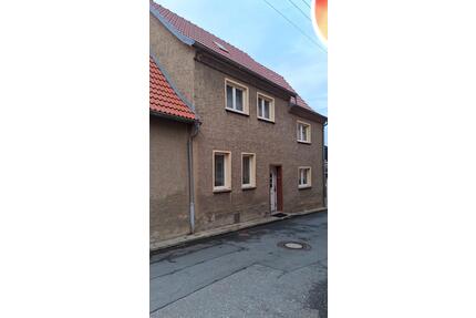 Haus mit Garagen und Garten - 55.000,00&nbsp;EUR Kaufpreis, ca.&nbsp; 100,00&nbsp;m&sup2; in Schkölen (PLZ: 07619)