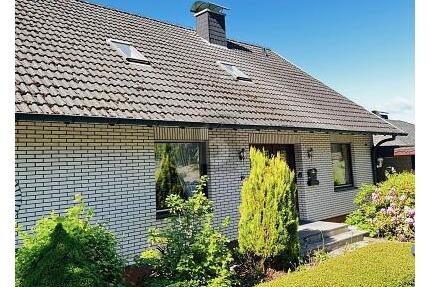 IN TOPLAGE MIT WEITBLICK - 260.000,00&nbsp;EUR Kaufpreis, ca.&nbsp; 167,00&nbsp;m&sup2;&nbsp;Wohnfl&auml;che in Dassel (PLZ: 37586)