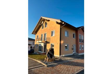 Moderne DHH zu vermieten - 1.350,00&nbsp;EUR Kaltmiete, ca.&nbsp; 176,00&nbsp;m&sup2; in Winzer (PLZ: 94577)