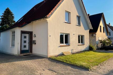 Freistehendes Einfamilienhaus mit großem Grundstück in Brake - Brake (Unterweser)