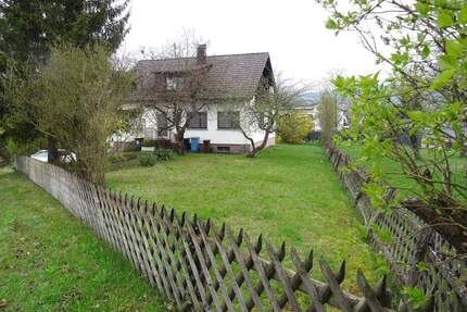 Freistehendes Einfamilienhaus in ruhiger, zentrumsnaher Lage mit sehr großem Grundstück und Garage - Aldingen