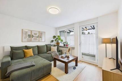 Stilvolles Wohnen im Münchener Südosten: Lichtdurflutete 2-Zimmer-Wohnung mit Balkon & Tiefgarage