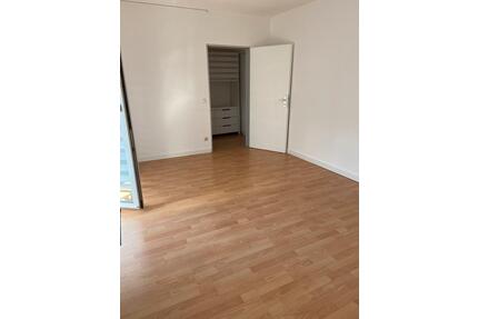 1 Zimmer Wohnung Flur Bad Balkon Stellplatz - Bielefeld Schildesche