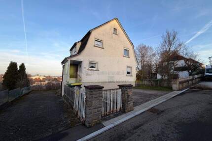 Freistehendes Wohnhaus mit Garten, Terrasse & ausgebautem Dachspitz in Aussichtslage von Donaueschingen - nutzbar als Ein- oder Zweifamilienhaus!