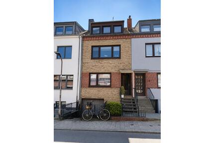 Modernisierte 2-Zimmer-Eigentumswohnung mit großem Südwestbalkon - Bremen Gröpelingen