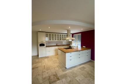 „Exklusive Erdgeschosswohnung mit 34 m² Wohnküche, Travertinboden & Terrasse – Neubau 2019 - Kassel Niederzwehren