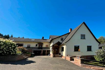 Gepflegtes Zweifamilienhaus mit Nebengebäude in Büdingen-Dudenrod