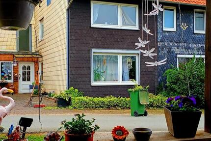 Einfamilienhaus mit großem Garten, Garagen & Ausbaupotenzial - Eschershausen