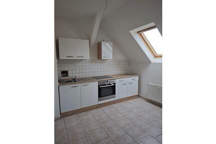 helle günstige 3-Zimmer-Dachgeschoßwohnung mit Balkon, Fahrstuhl, EBK - Chemnitz Sonnenberg
