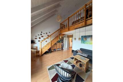 Großzügige und helle 3-Zimmer-Galeriewohnung mit gemütlicher Loggia - Leinburg