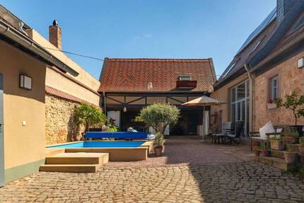 Charmantes ehemaliges Weingut mit mediterranem Innenhof, Pool, Sauna und moderner Technik - Kleinkarlbach
