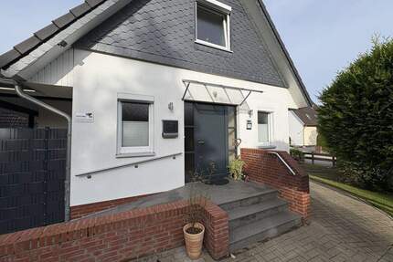 Volksbank Immobilien: Geräumiges Einfamilienhaus mit Terrasse, Garten & Bauplatz in Sittensen