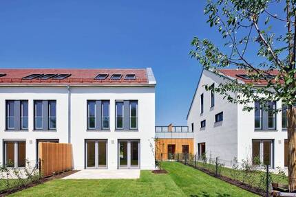 Modernes Reiheneckhaus mit Garten, Dachterrasse & direktem Tiefgaragenzugang - Unterföhring