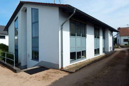 *RESERVIERT*Vielseitiges Gebäude am Ortsrand von Niederlosheim gelegen mit großem Grundstück! - Losheim am See