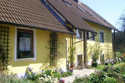 Zweifamilienhaus mit großem Garten und Waldblick - Herrieden