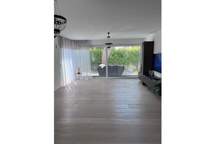 Von Privat: Elegante 3-Zi-Whg mit Terrasse, EBK und TG-Stellpl - Ludwigsburg Hoheneck