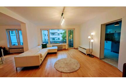 Im Zentrum Düsseldorfs: Große möblierte Wohnung mit Balkon