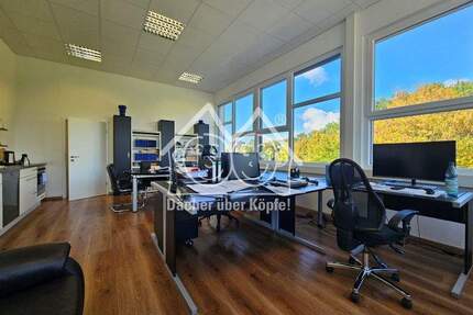 Attraktive Büroflächen im 1. Obergeschoss mit bester Sichtlage in Lauf-Wetzendorf