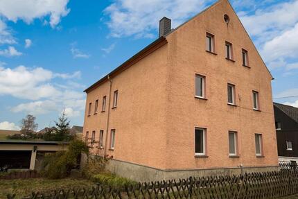 Freistehendes Haus mit Garagen, Einfahrt und Garten in Waldheim