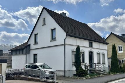 Attendorn: modernisierte, ansprechende und zentrumsnahe Altbauwohnung mit ausgebautem Spitzboden