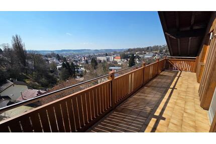 Biete helle 3-Zi-DG-Wohnung mit weitem Blick über Pfarrkirchen.