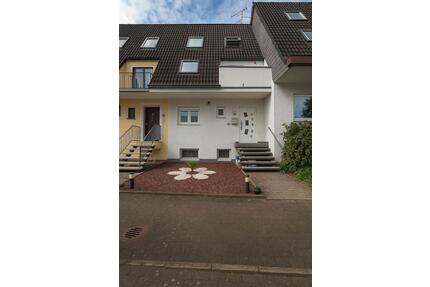 Charmantes Reihenhaus mit großem Garten am Wald - ideal für Famil - Offenbach am Main Bieber