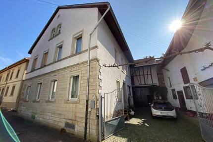 Einmalige Gelegenheit! Bauernhaus und idyllischem Innenhof, Scheune und Nebengebäuden - Monzingen