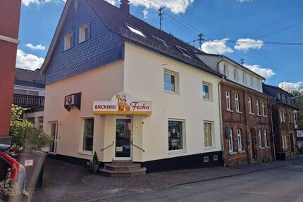 Im Herzen von Much: Wohn-Geschäftshaus mit Gewerbeeinheit und zwei Wohnungen