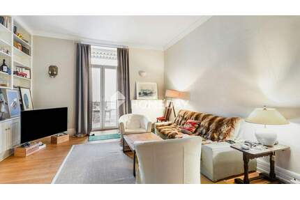 Ein Zuhause mit Substanz im Westend - klassische Details, 3 Zimmer und Balkon - Frankfurt am Main Westend-Süd