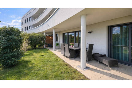 Lichtdurchflutetes Erdgeschoss-Juwel: Altersgerechter Neubau mit Garten, Kochinsel & Tiefgarage - Metzingen