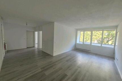 3 Zimmer Wohnung mit Balkon renoviert,modern in Krefeld Aufzug