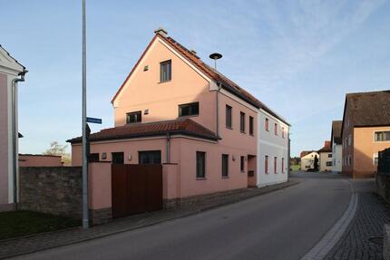 Luxuriöses 4-Zimmer Wohnhaus mit Garten, Innenhof und Carport - Mörnsheim