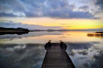 Wohnen mit Horizont – Exklusive Doppelhaushälfte direkt am Selenter See 145 m² Neubau, 450 m² Garten, Seezugang - P24257ülsen Pülsen