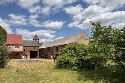 Haus zum Kaufen in Niedergörsdorf Blönsdorf 250.000,00 € 253 m² - Niedergörsdorf / Blönsdorf