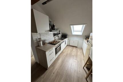 Charmante Dachgeschosswohnung mit Balkon in Münster (Hessen)