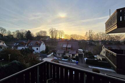 Gemütliche 2-Raum-Wohnung mit Balkon, Einbauküche und Blick ins Grüne - Hohenstein-Ernstthal