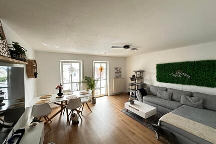 Helle 3 Zimmer Wohnung, teils renoviert (z.B. Bad) Januar 2027 - Schwandorf