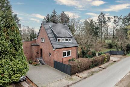 Freistehendes Haus mit Einliegerwohnung im Anbau und großem Grundstück in Krefeld-Fischeln! - Krefeld / Fischeln