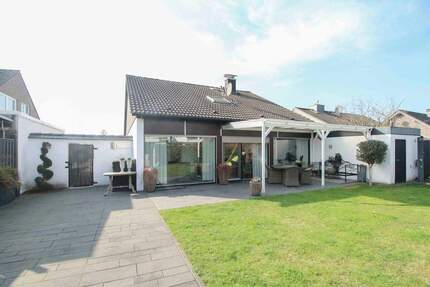 Familienfreundlicher Bungalow mit großem Garten, Garage und Freistellplatz in Moers